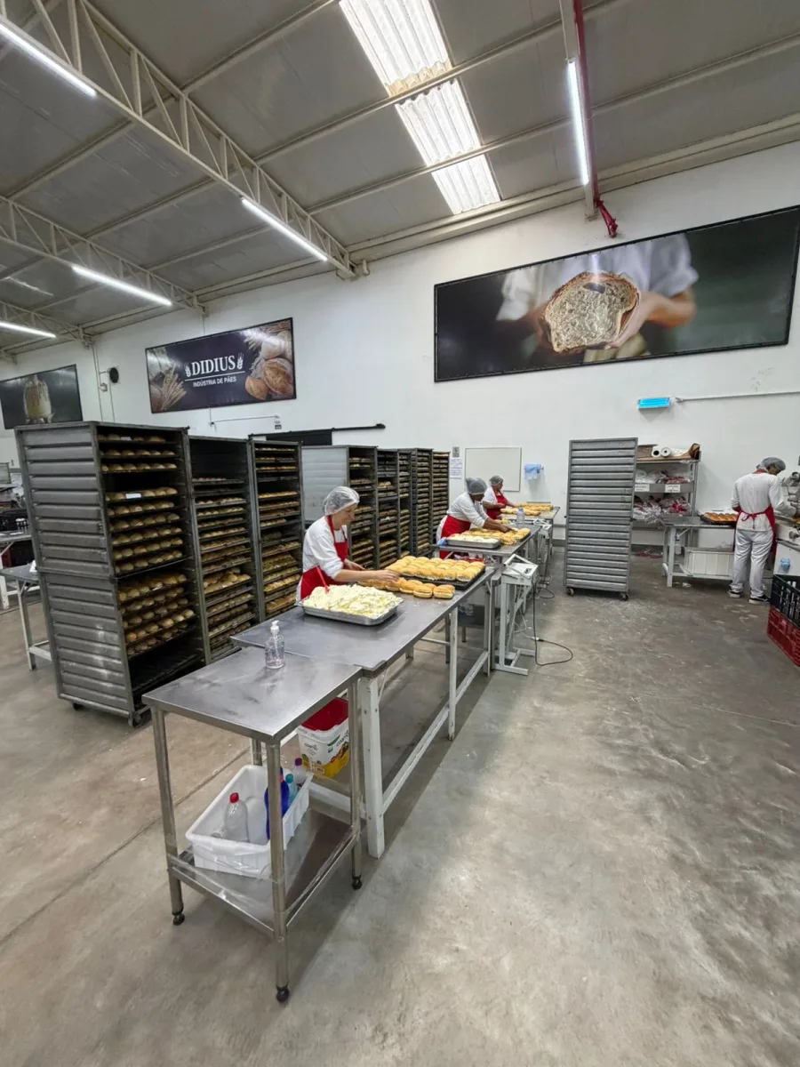 Equipe de engenharia de alimentos em produção